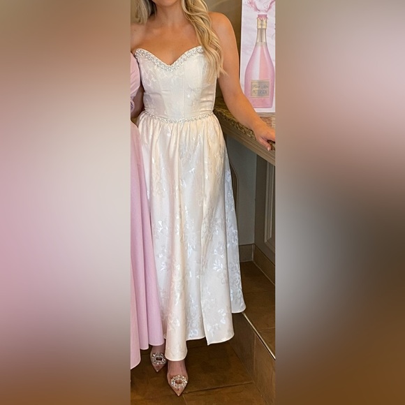 The Lucia Dress in White Baroque Floral V. Chapman corset jacquard - Picture 9 of 13